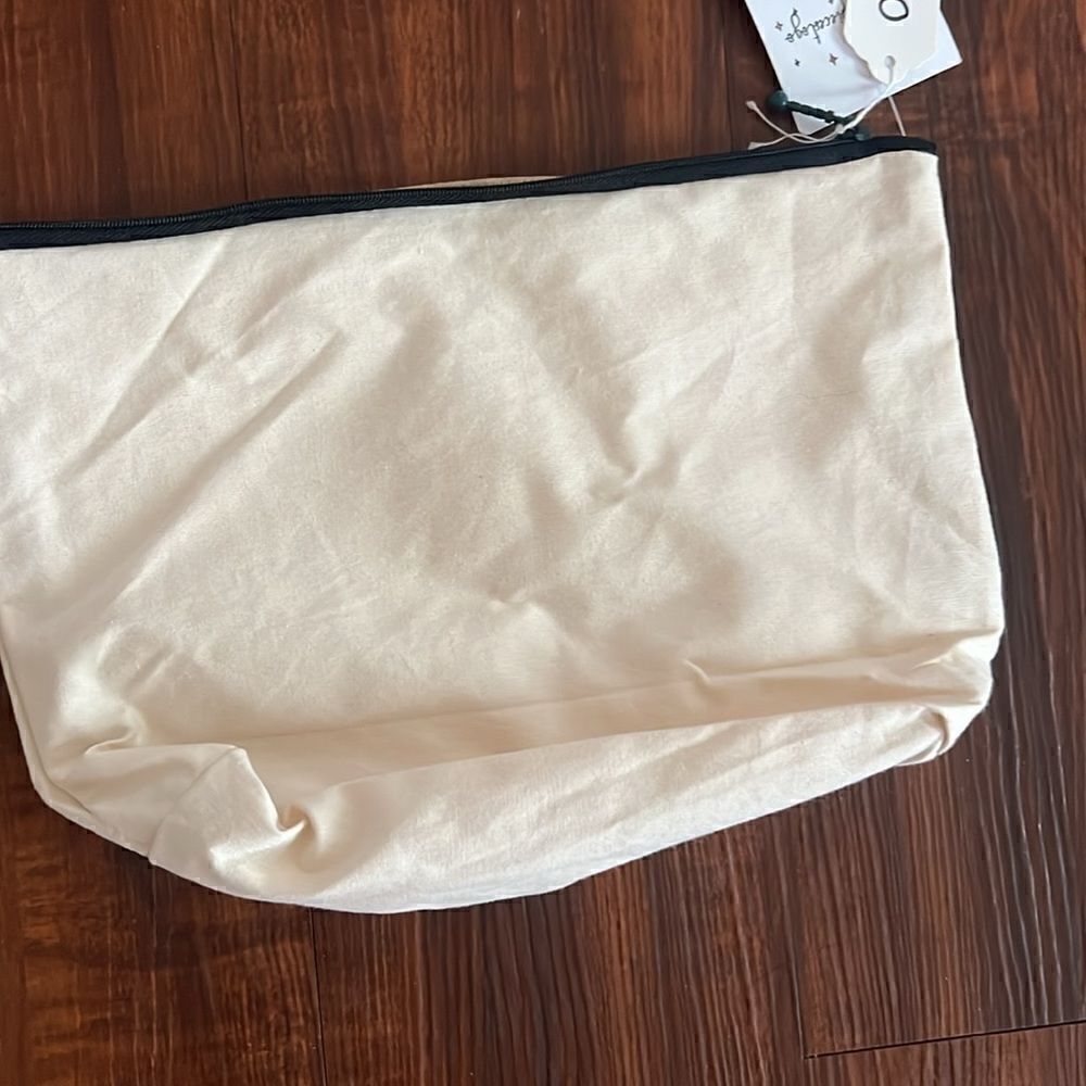 7” x 12” Large Travel Pouch - Hand Embroidered - Brand New NWT - Zipper Pouch - Picture 2 of 4